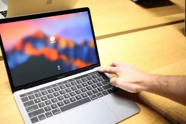 MacBook ProװWindows 10,